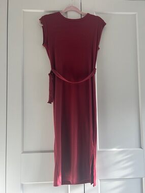Alya Francesca’s Dress Sleeveless Ribbed Midi Dress in Burgundy